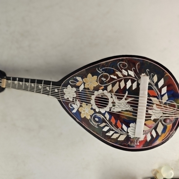 Vintage miniature imitation tortoiseshell and mother of pearl mandolin‎ - Picture 6 of 9